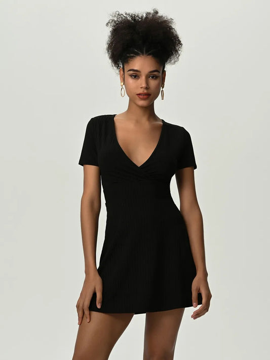 Mini vestido de manga corta con escote en V profundo