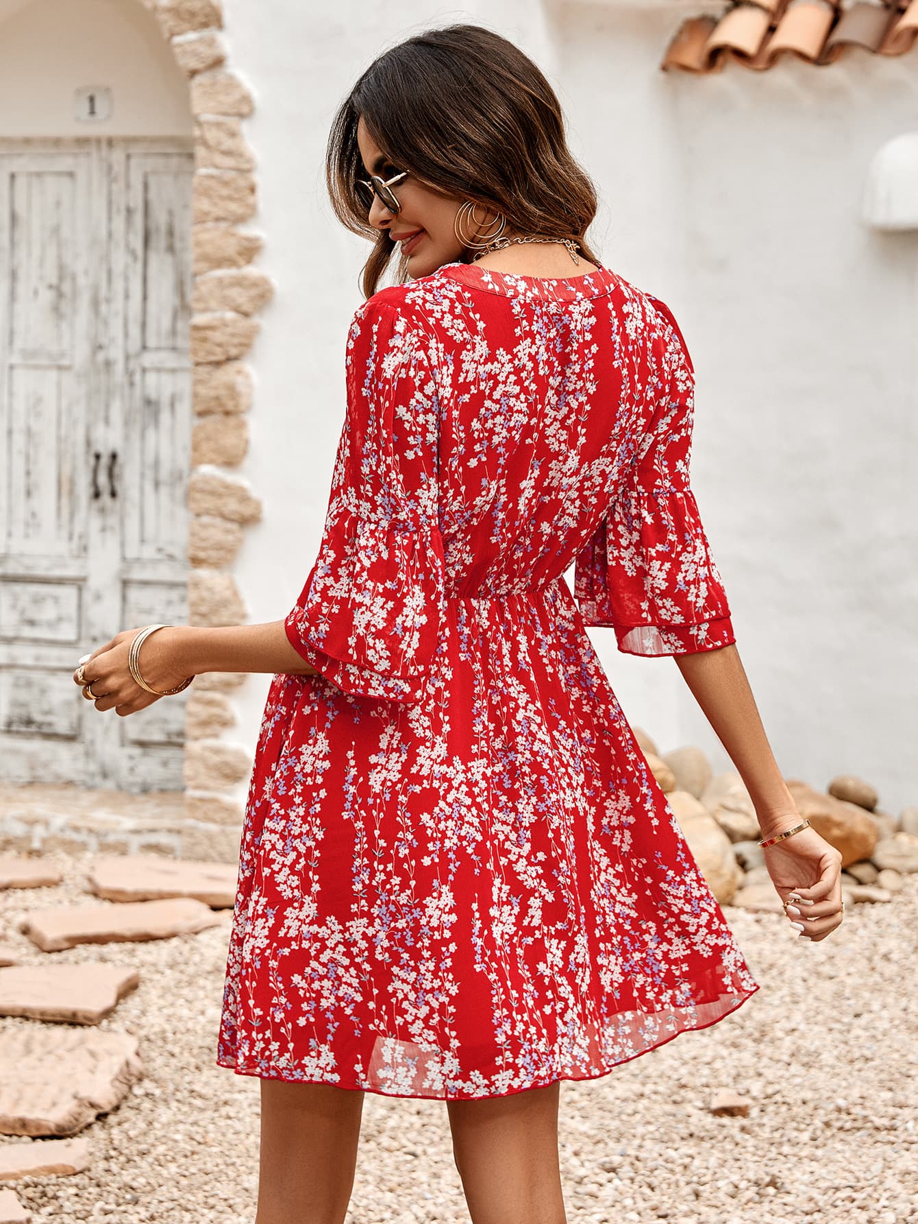 Vestido floral con cuello con muescas y mangas con volantes