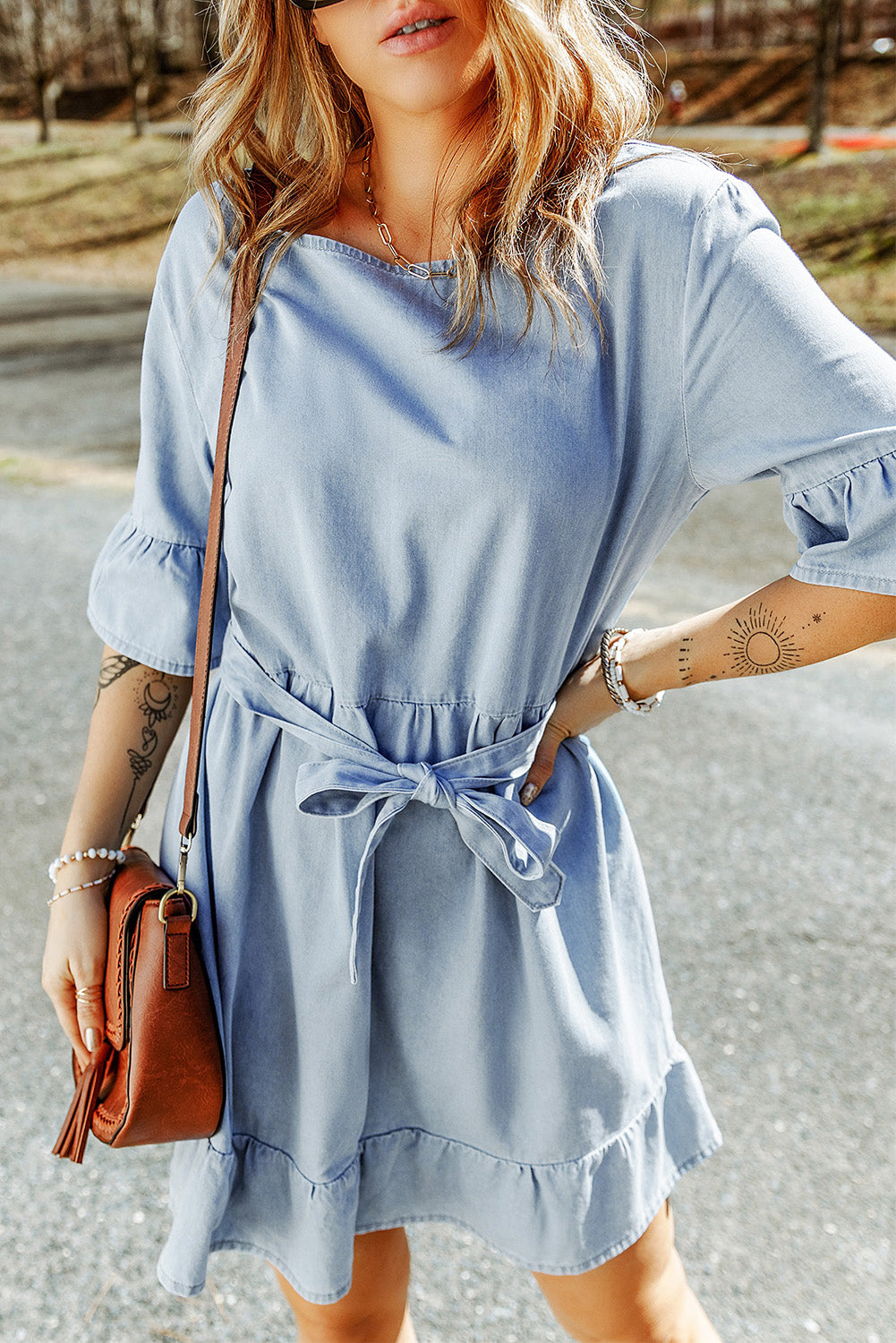 Vestido con dobladillo con volantes y mangas con volantes en la cintura