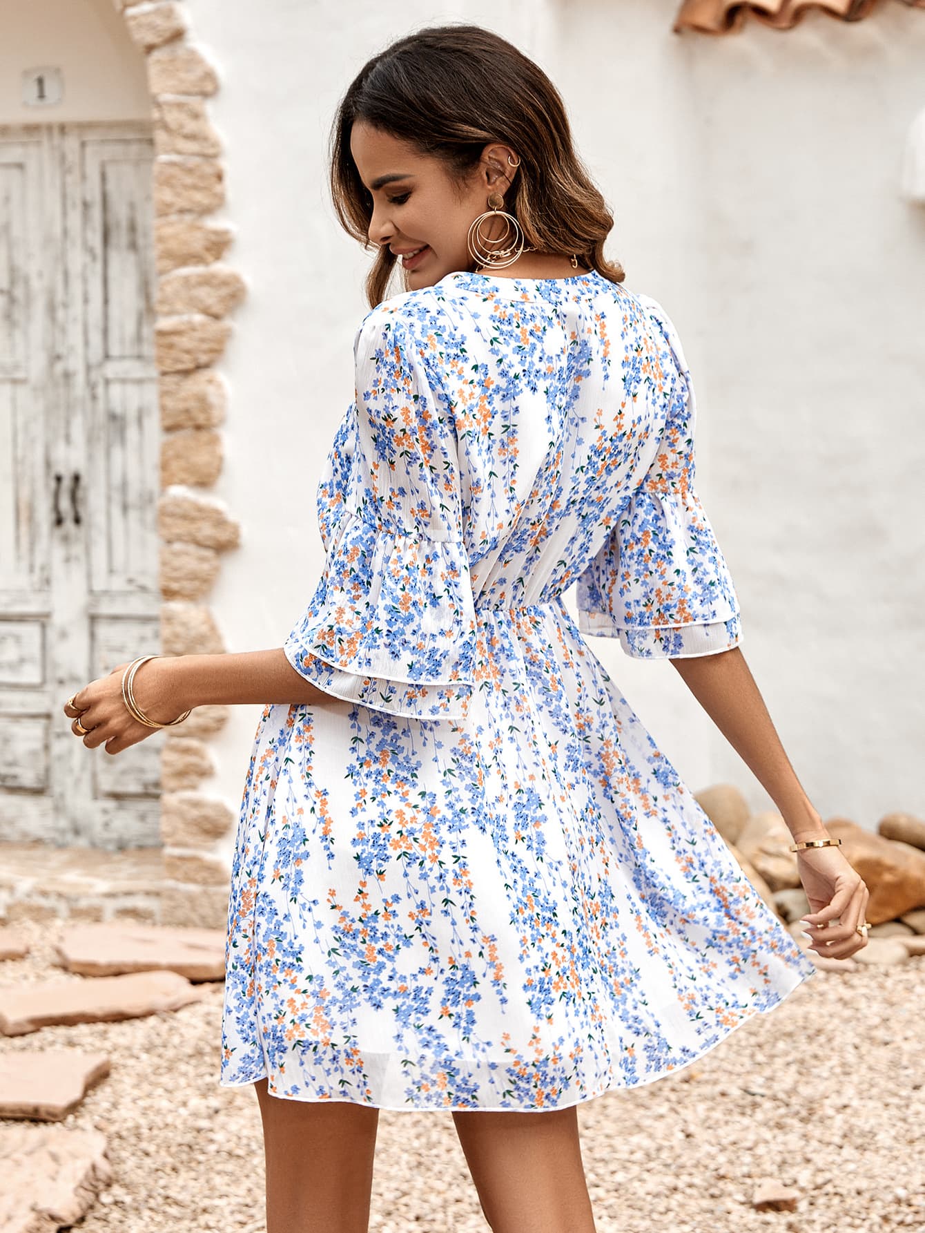 Vestido floral con cuello con muescas y mangas con volantes