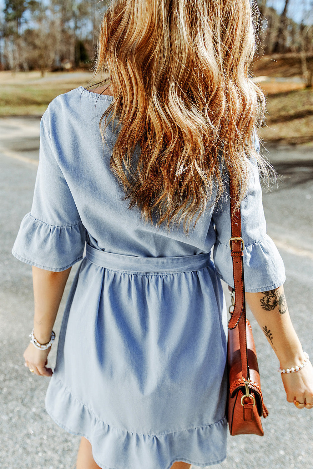 Vestido con dobladillo con volantes y mangas con volantes en la cintura
