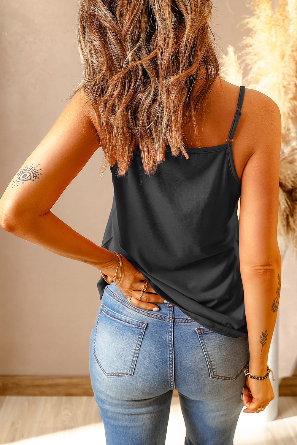 Top de tirantes con cuello en V y ribete de encaje de tamaño completo