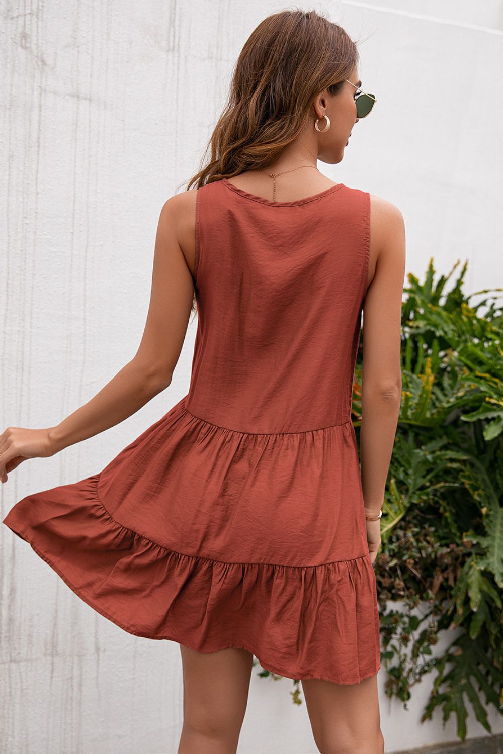 Vestido sin mangas con ribete de encaje y lazo con borlas