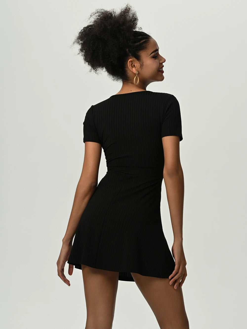 Mini vestido de manga corta con escote en V profundo