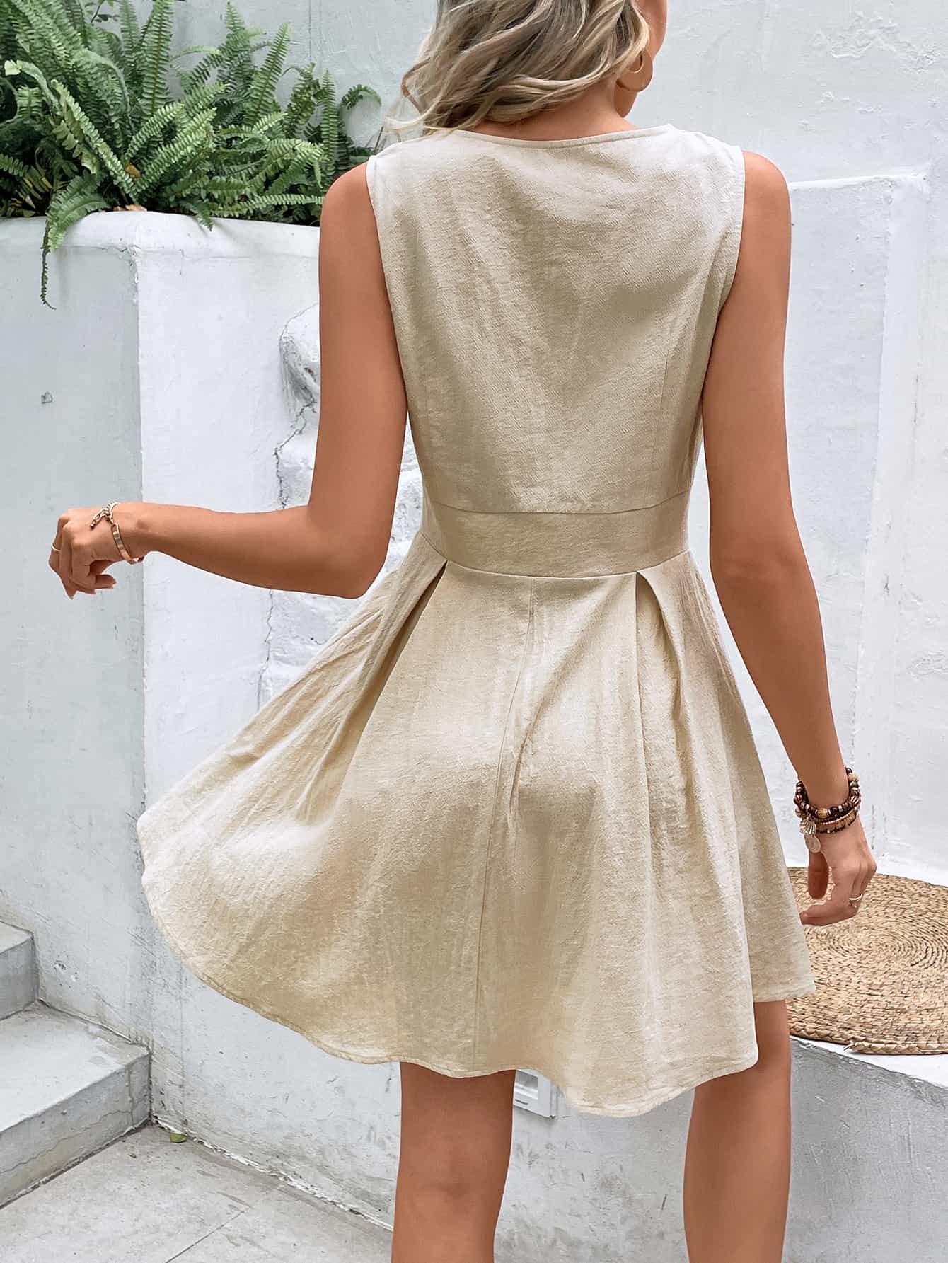 Mini vestido sin mangas con cuello en V y botones