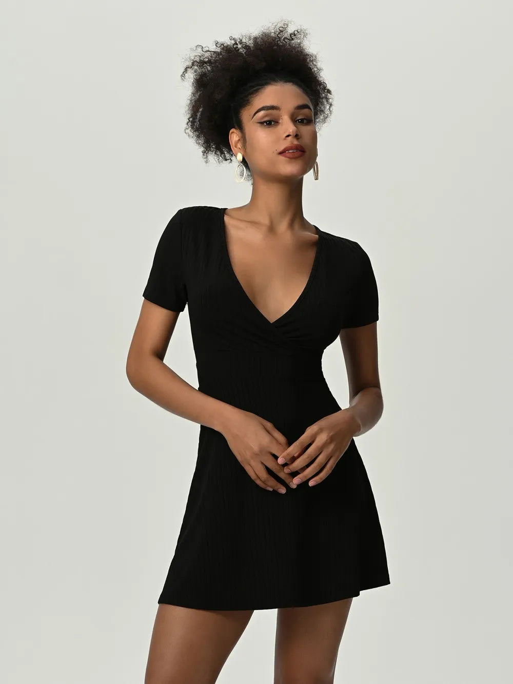 Mini vestido de manga corta con escote en V profundo