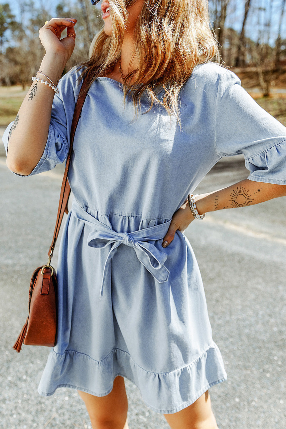 Vestido con dobladillo con volantes y mangas con volantes en la cintura