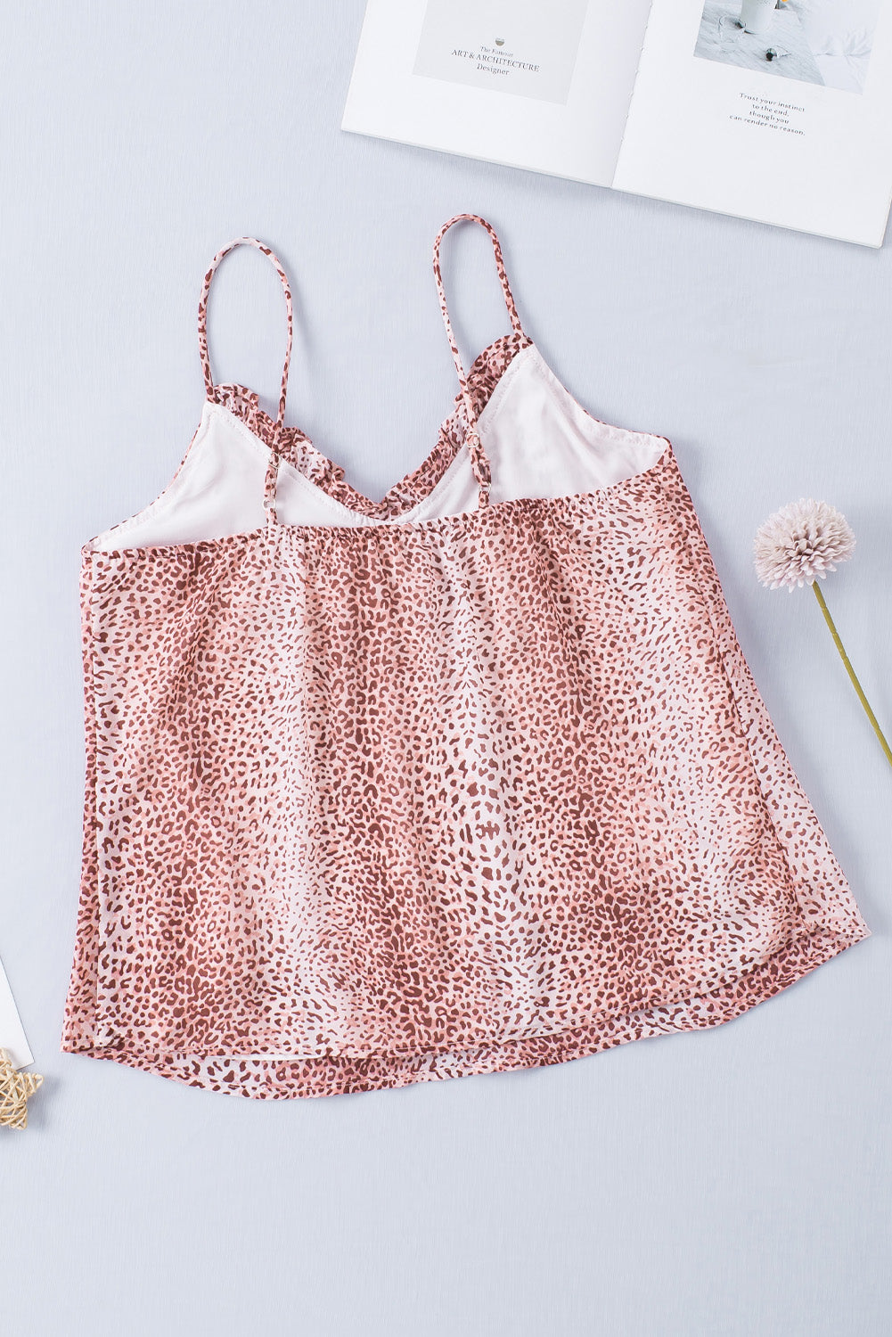 Camisola con cuello de pico y ribete de volantes de leopardo