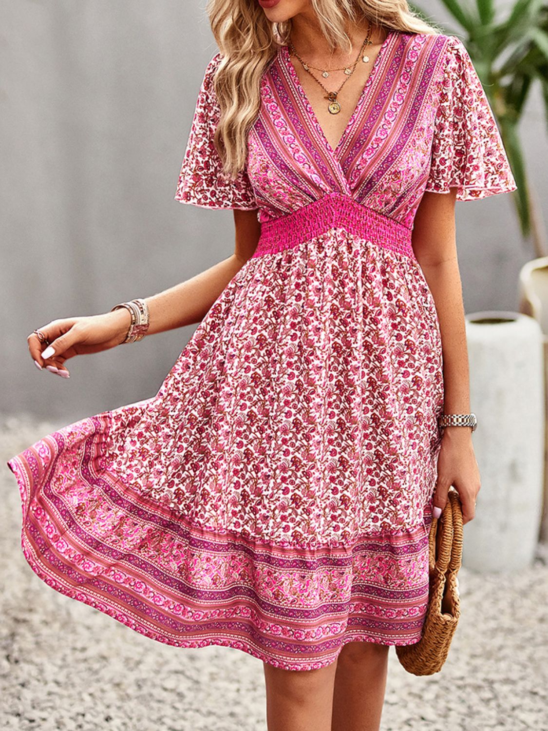 Vestido de manga con vuelo y cuello en V estilo bohemio con estampado floral