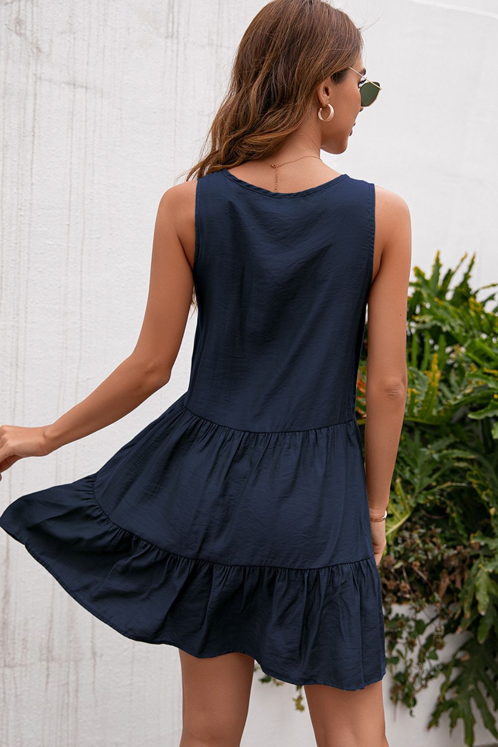 Vestido sin mangas con ribete de encaje y lazo con borlas