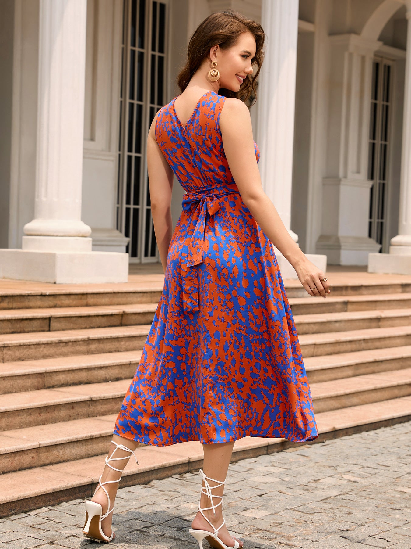 Vestido sin mangas estampado con lazo en la cintura