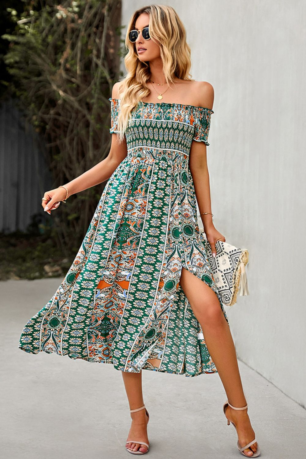Vestido bohemio con hombros descubiertos y volantes