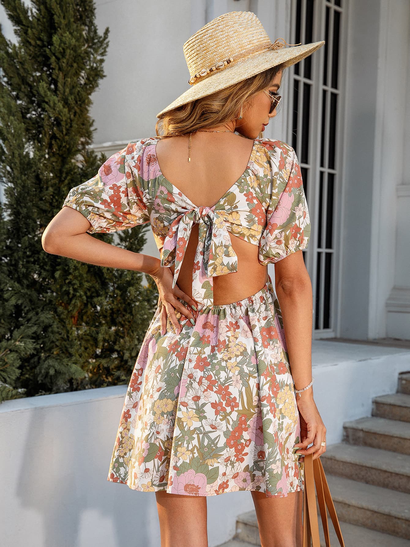 Mini vestido floral con cuello cuadrado y aberturas