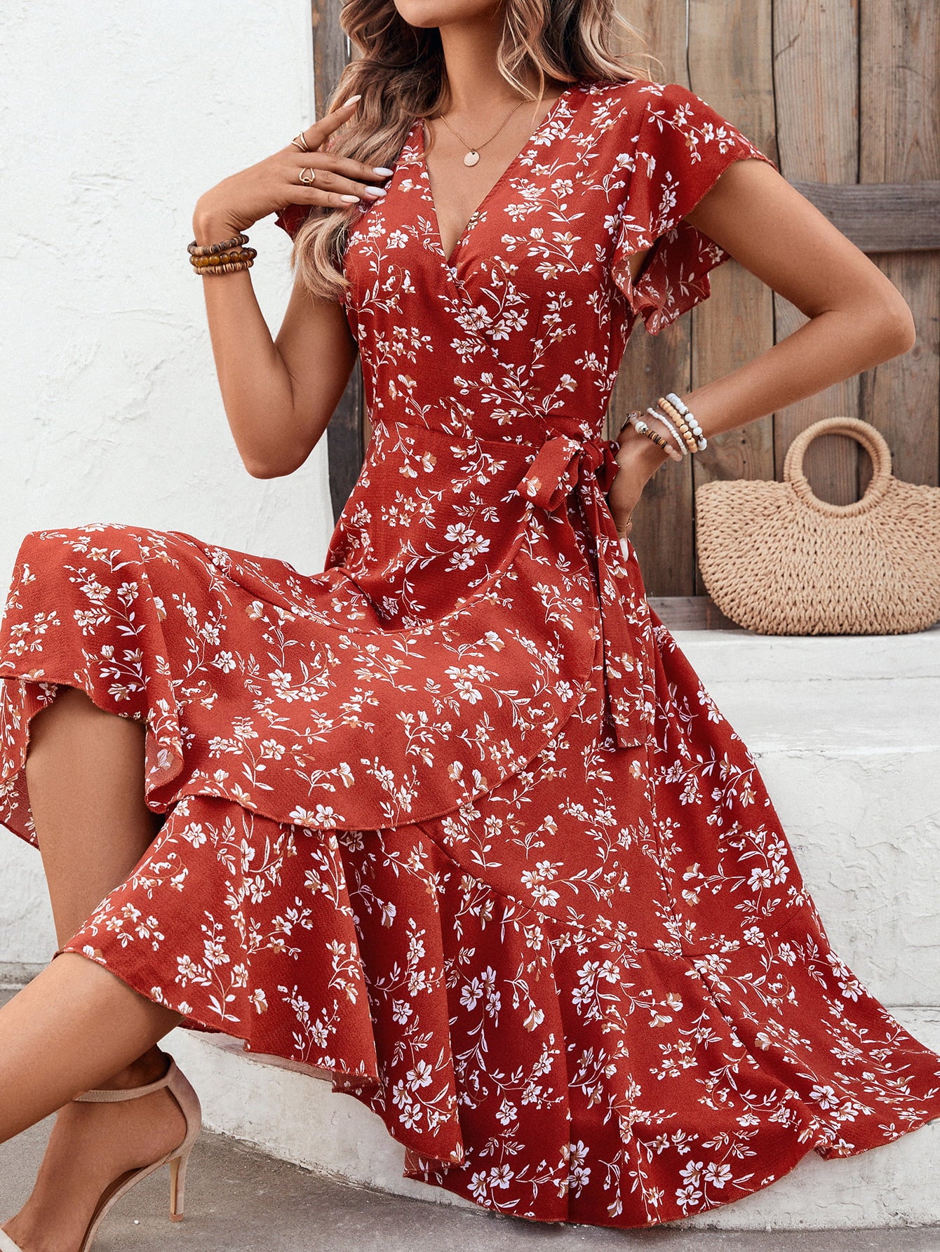 Vestido de manga acampanada con cuello de sobrepelliz floral