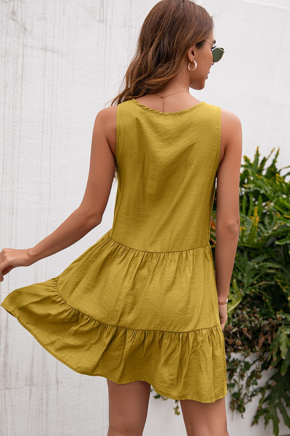 Vestido sin mangas con ribete de encaje y lazo con borlas
