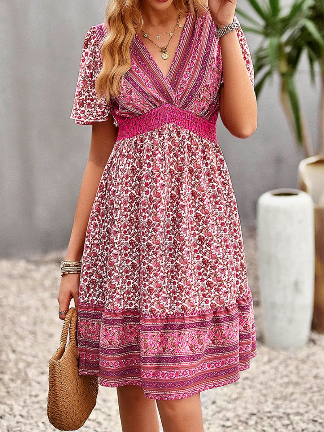 Vestido de manga con vuelo y cuello en V estilo bohemio con estampado floral