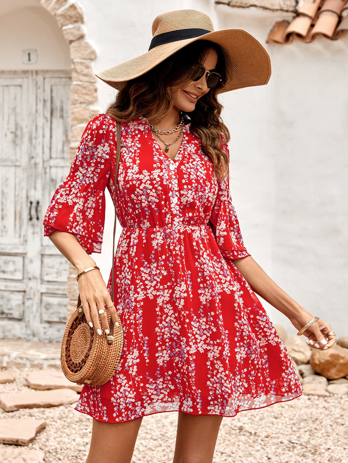 Vestido floral con cuello con muescas y mangas con volantes