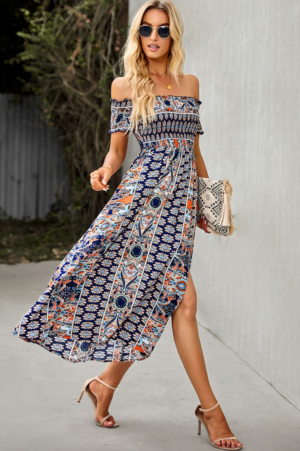 Vestido bohemio con hombros descubiertos y volantes