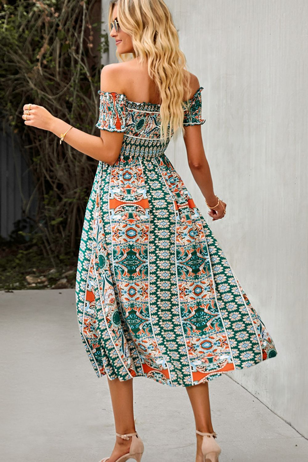 Vestido bohemio con hombros descubiertos y volantes