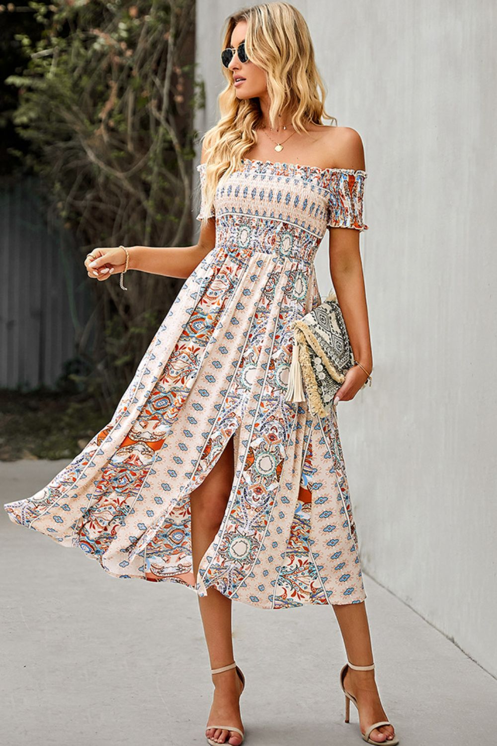 Vestido bohemio con hombros descubiertos y volantes