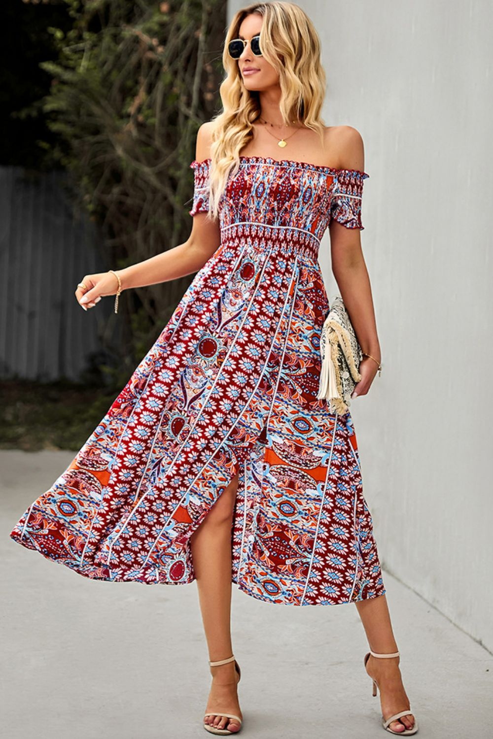 Vestido bohemio con hombros descubiertos y volantes