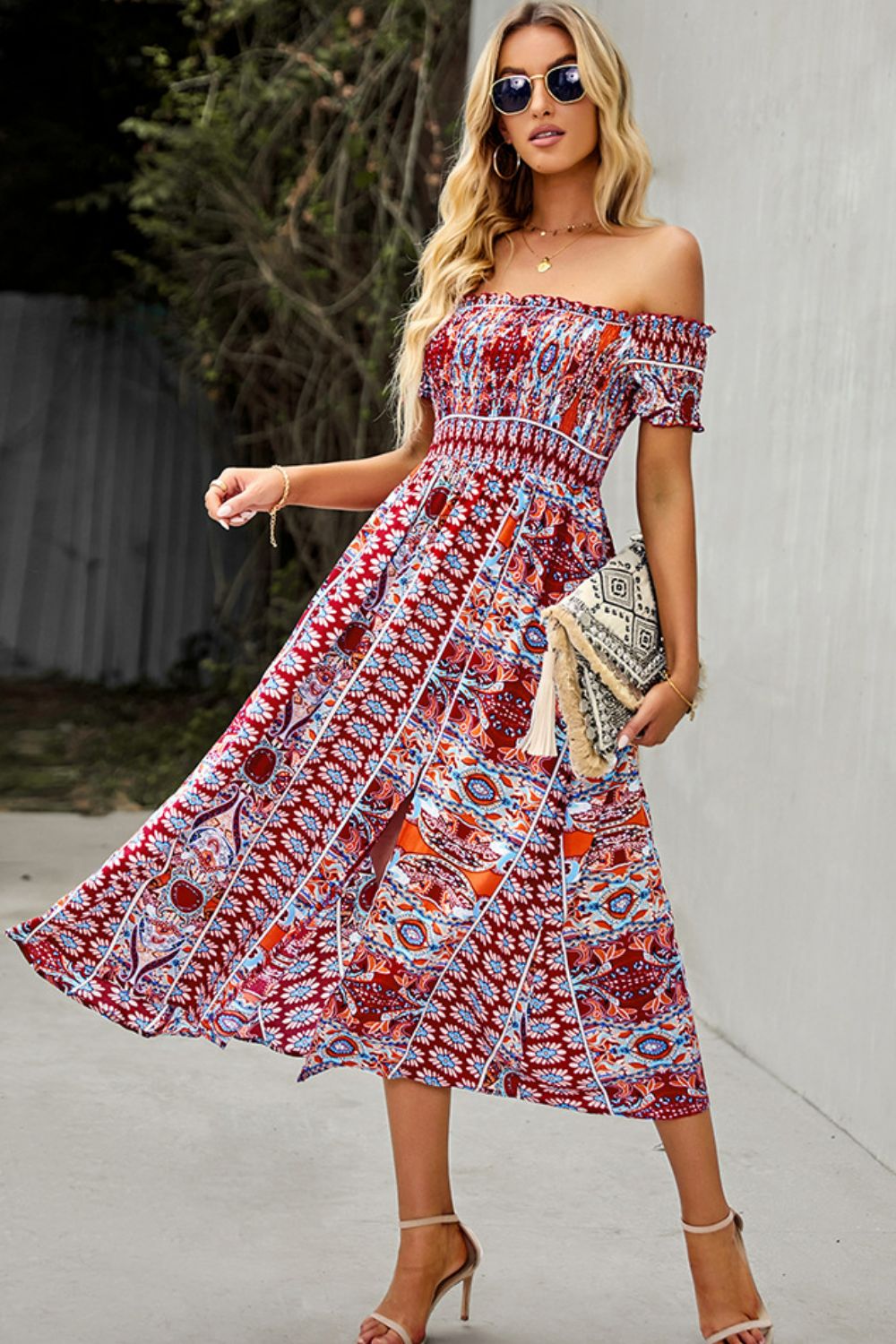 Vestido bohemio con hombros descubiertos y volantes