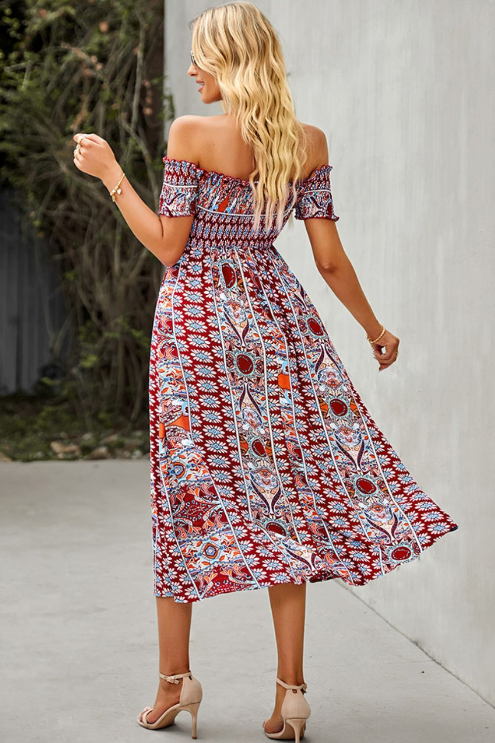 Vestido bohemio con hombros descubiertos y volantes