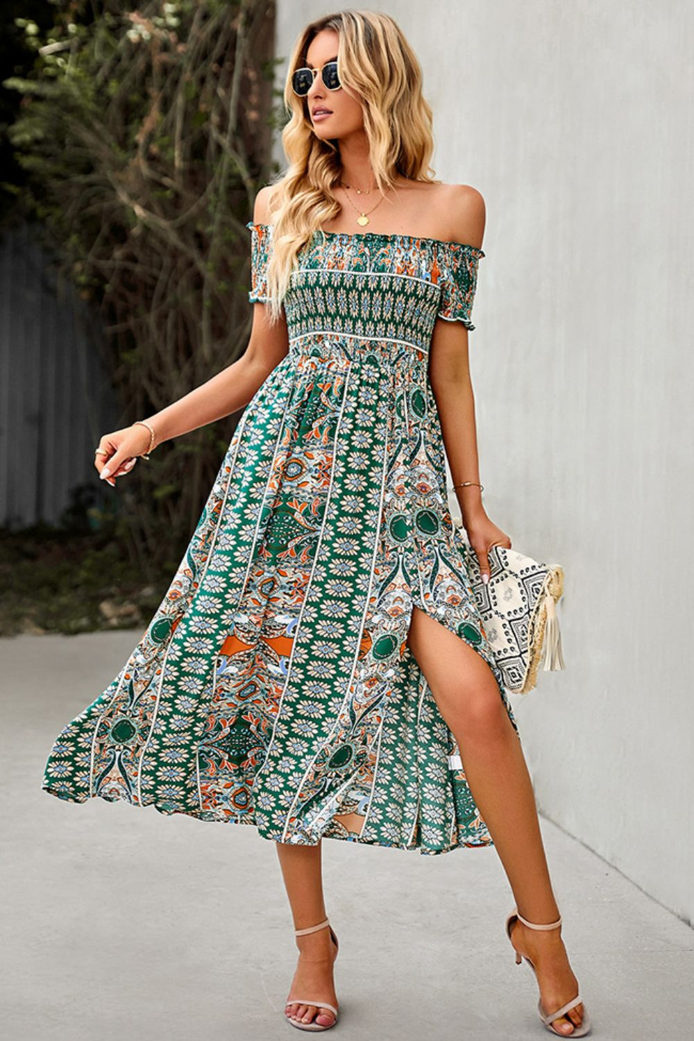 Vestido bohemio con hombros descubiertos y volantes