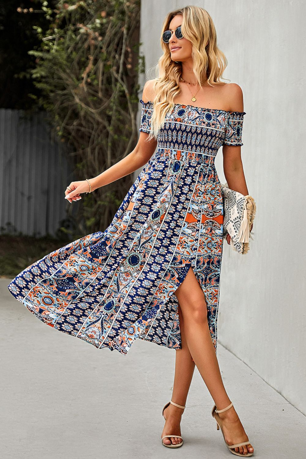 Vestido bohemio con hombros descubiertos y volantes