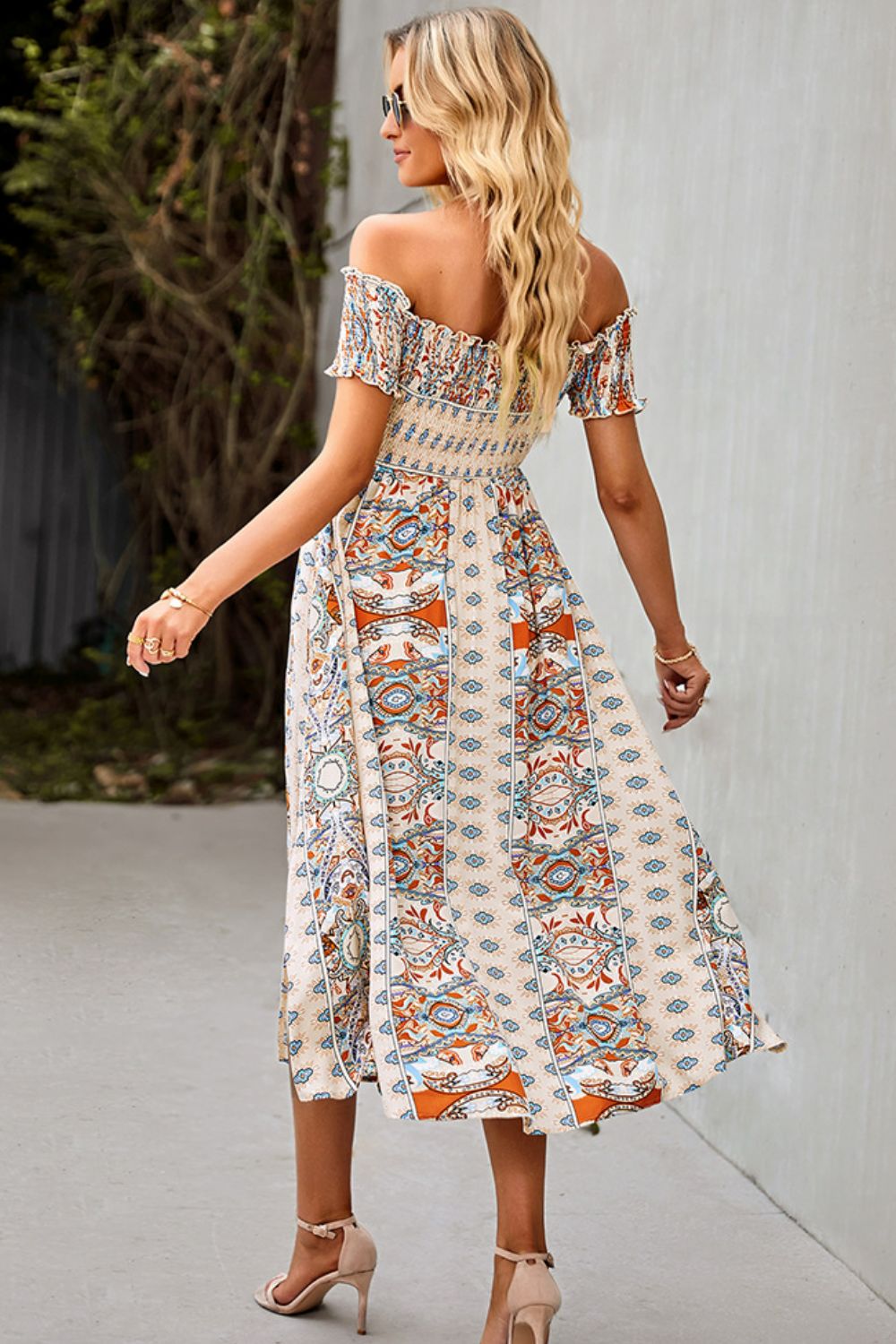 Vestido bohemio con hombros descubiertos y volantes