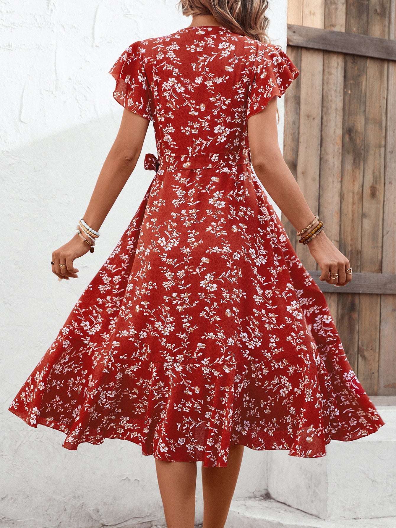 Vestido de manga acampanada con cuello de sobrepelliz floral