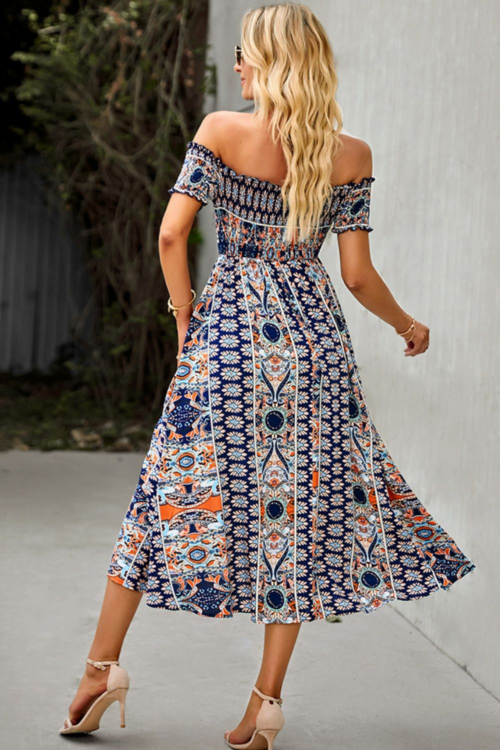 Vestido bohemio con hombros descubiertos y volantes